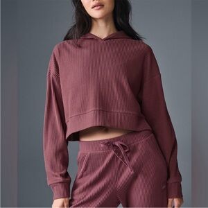 ALO Yoga Muse Medium Cropped Ribbed Hoodie in Burgundy Truffle